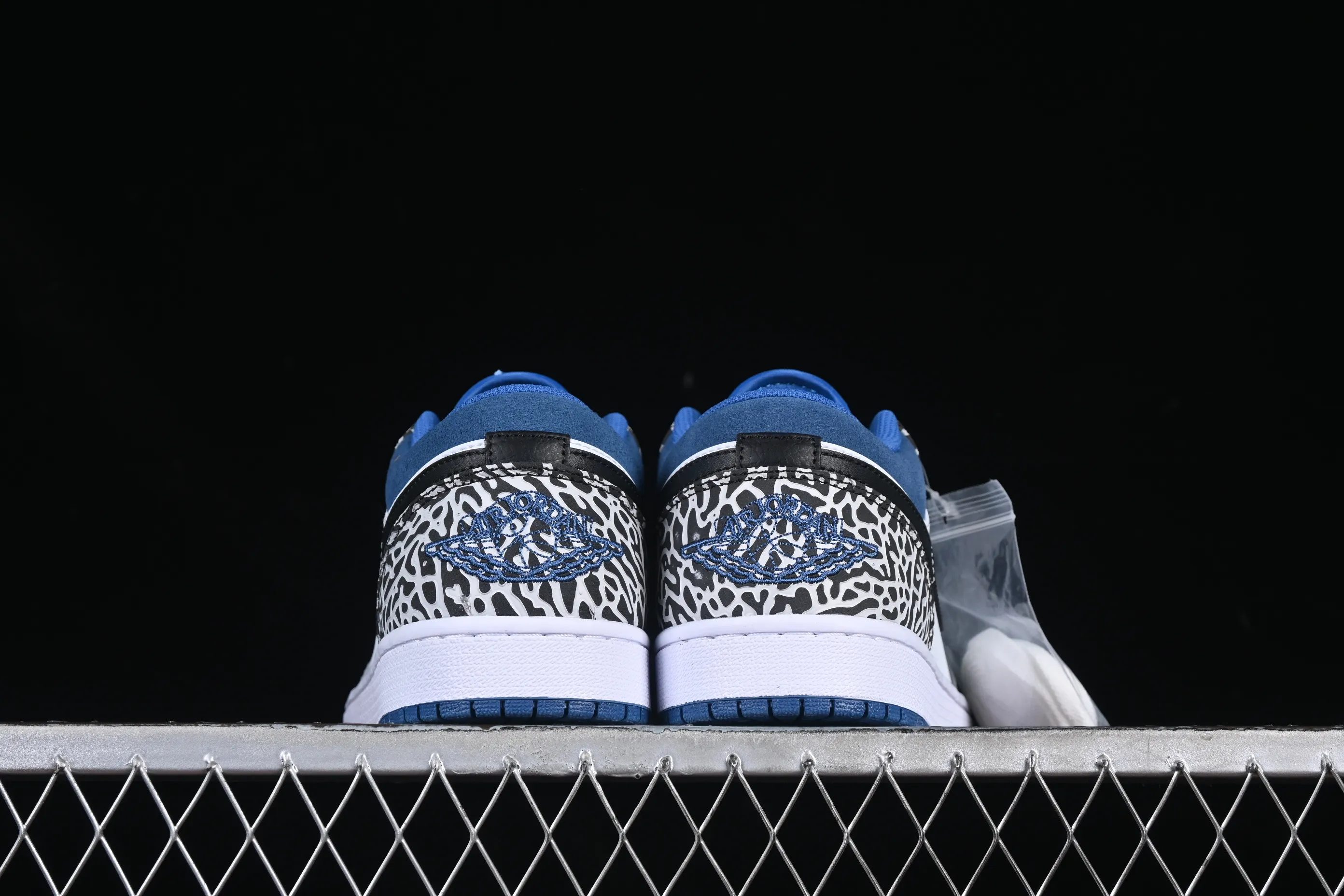All categories Air Jordan Jordan series basketball shoes Air Jordan 1 Low Air Jordan 1 Low "True Blue" AJ1 Joe 1 burst white and blue color low-top basketball shoes DM1199-140